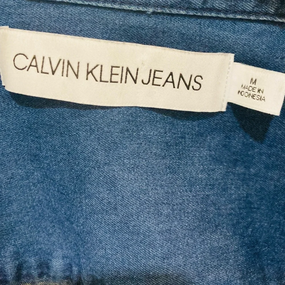 LIKE NEW Calvin Klein sz M Blue Denim 100% Cotton Cute Sleeves Shirt - Picture 3 of 10